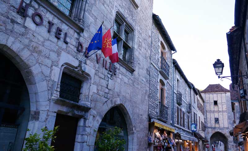 Calle de Rocamadour llena de edificios medievales