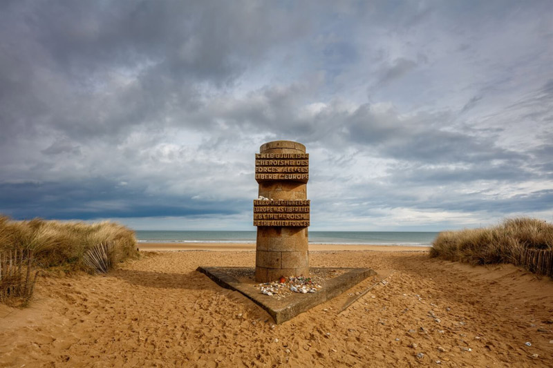 Playa del desembarco del Día D en Normandía con un monumento a quienes sacrificaron sus vidas