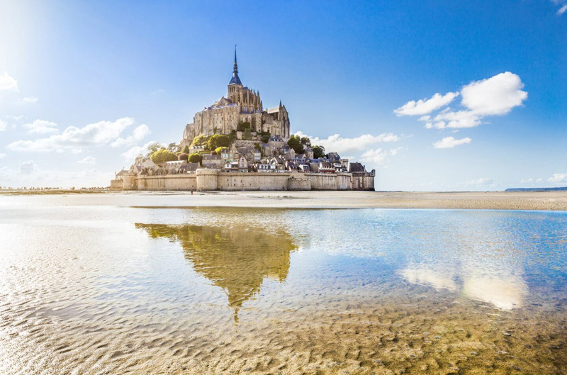 Mont St Michel, una ciudad isleña medieval en Normandía coronada por una majestuosa abadía