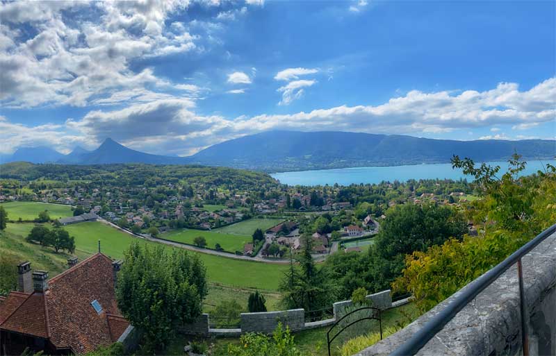 Vista sobre el lago de Annecy desde el castillo de Menthon-Saint-Bernard, Annecy 