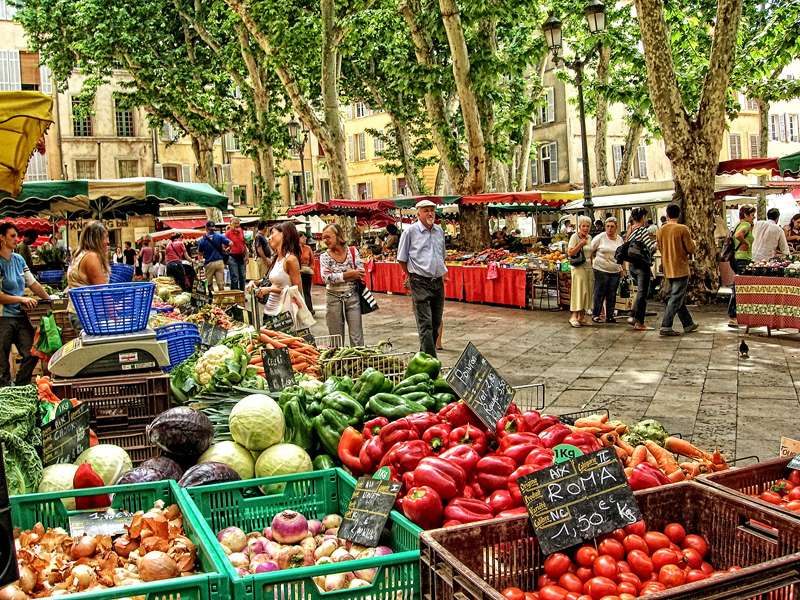 Vista del mercado de Aix-en-Provence, puestos repletos de frutas bajo los plátanos