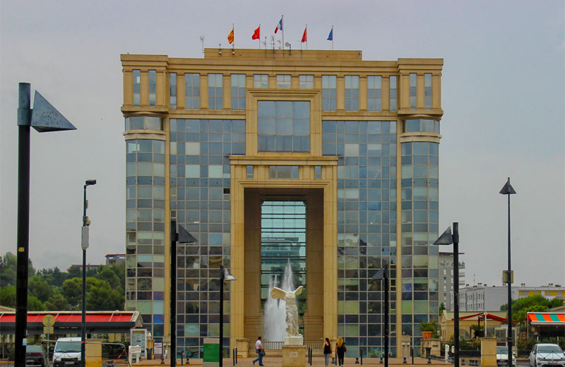 Gran edificio de cristal en el moderno barrio de Montpellier