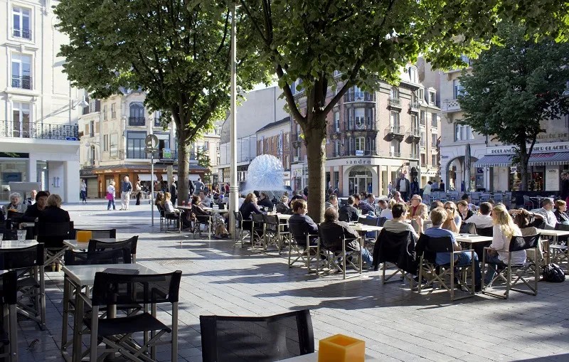 Place d'Erlon, plaza de encuentro popular entre los lugareños en Reims
