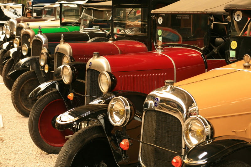 Coches antiguos en el Museo del Automóvil de Reims