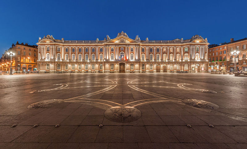 La gran plaza Place du Capitole, Toulouse al atardecer