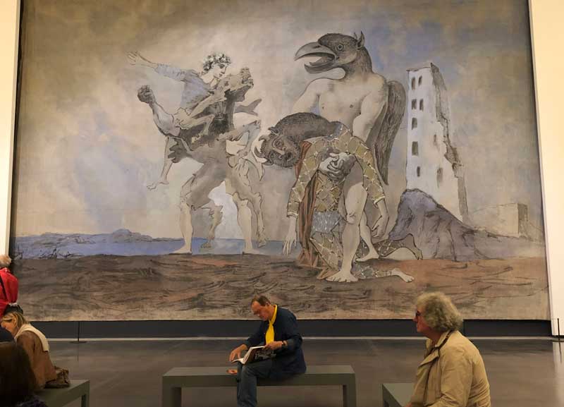 Enorme telón teatral de Picasso que representa un Minotauro en el Museo de los Mataderos de Toulouse