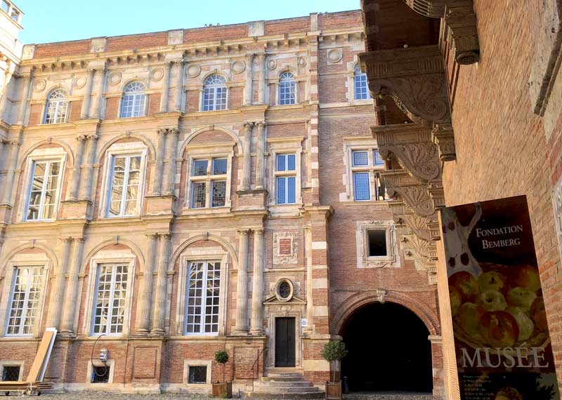 Enorme mansión de ladrillo rojo que ahora es el Museo Fondation Bemberg, Toulouse