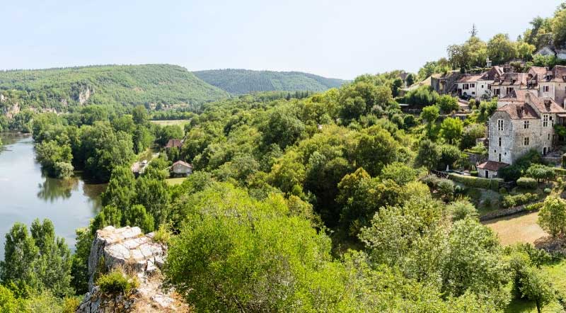 Pueblo encaramado en lo alto de una colina, Saint-Cirq-Lapopie en el sur de Francia
