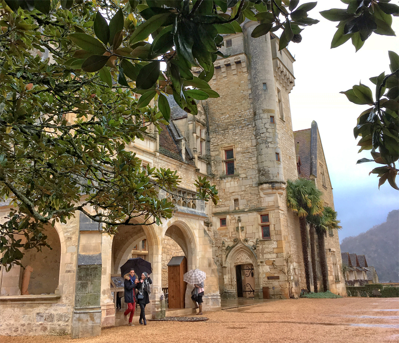Fachada del Chateau des Milandes, su piedra pálida y suave contrasta con un cielo nublado