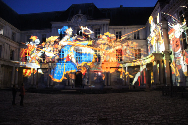 Espectáculo de luz y sonido proyectado sobre los antiguos muros de piedra del castillo de Blois, Valle del Loira.