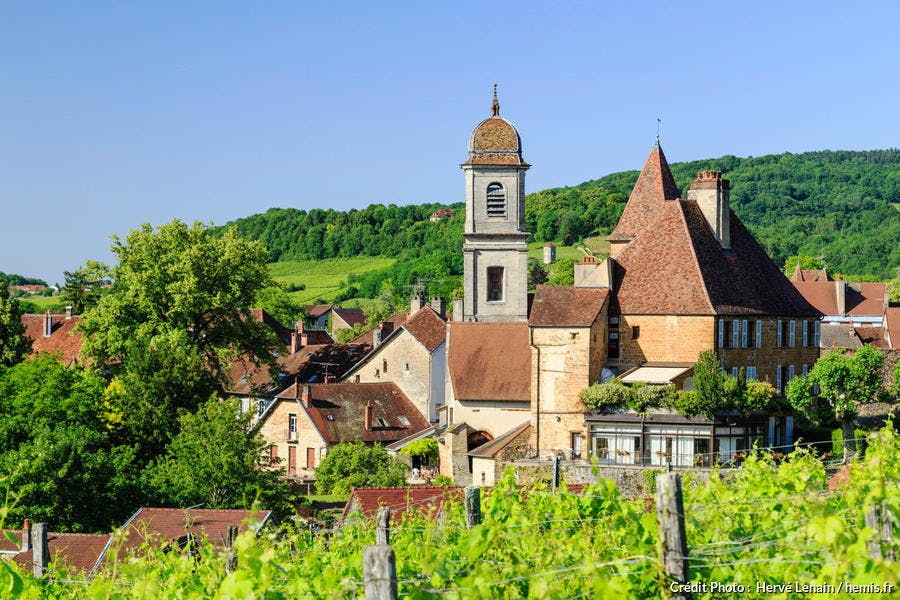 El pueblo de Arbois, capital de los vinos del Jura 