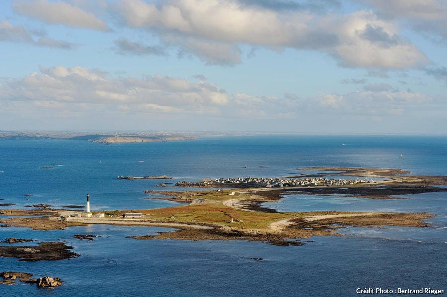 Vista aérea de la isla de Sein, en Finistère (Bretaña) 