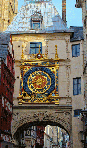 Torre del reloj del siglo XIV en Rouen, Normandía, en una calle bordeada de edificios medievales