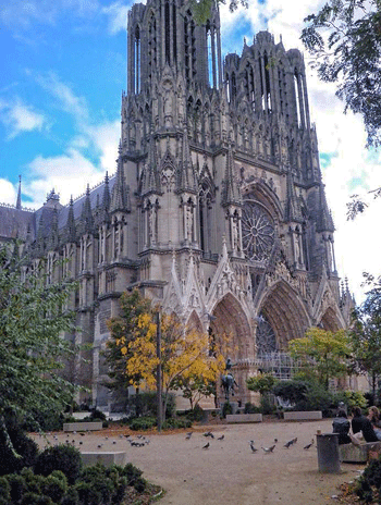 Catedral de Reims, sus torres alcanzan un cielo azul