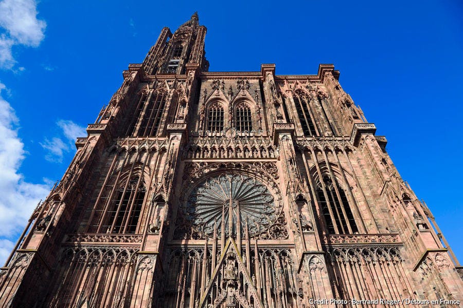 Fachada de la catedral de Notre-Dame de Estrasburgo, en Alsacia 