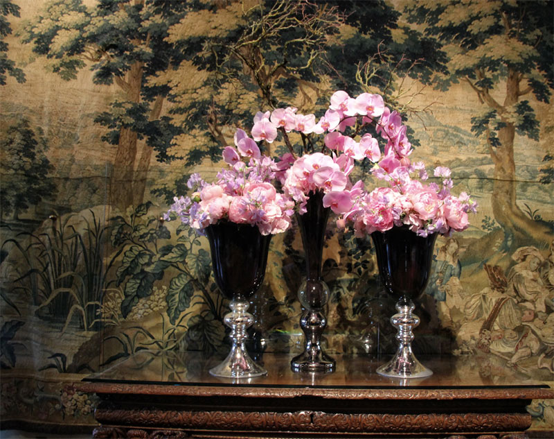 Flores expuestas en copas antiguas en un aparador en el Chateau de Chenonceau
