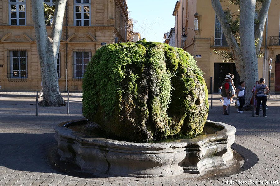La fuente cubierta de musgo en el Cours Mirabeau 