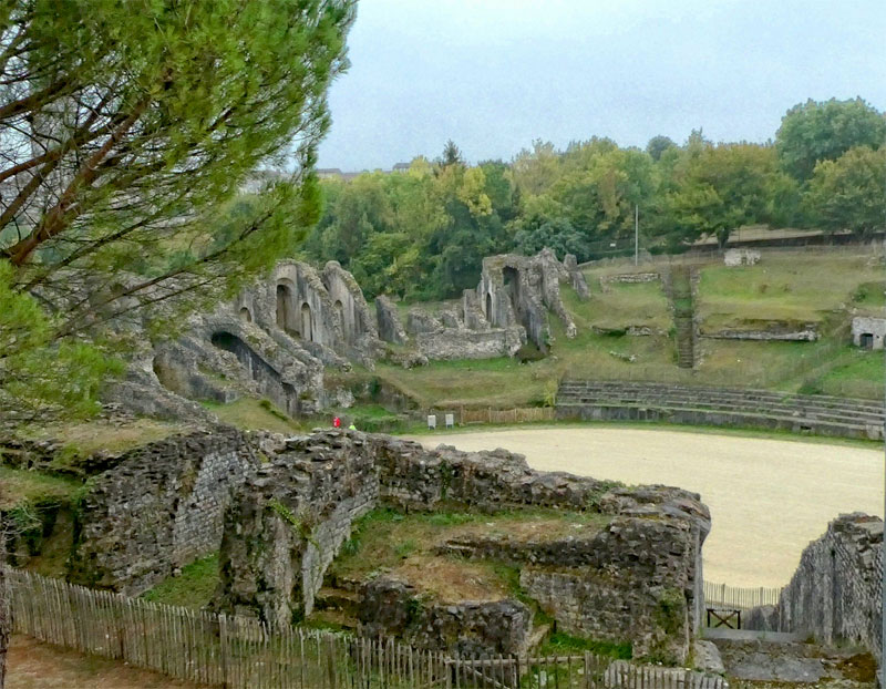 Zona romana en Saintes, Charente, Francia, vacía de gente y libre para trepar