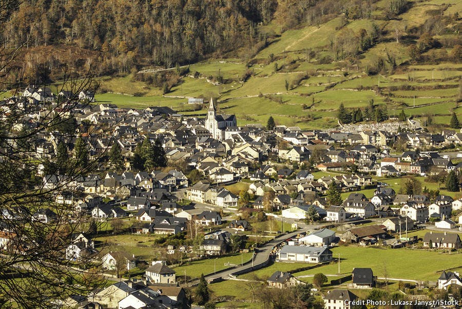 Pueblo de Laruns en los Pirineos 