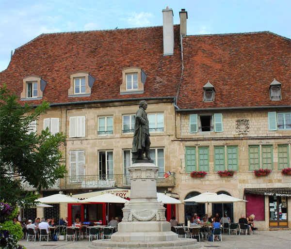 Estatua del filósofo francés Diderot en Langres, Champaña, donde nació