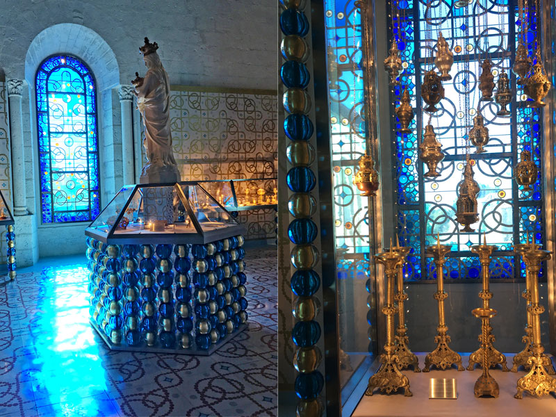 Instalación de arte de otro mundo en la Catedral de St Pierre en Angulema, como cuentas de vidrio gigantes y vidrieras