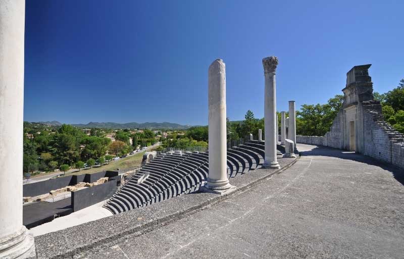 Vista sobre el vasto y bellamente conservado Teatro Romano de Vaison-la-Romaine