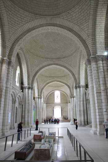 Nave de piedra blanca de la abadía de Fontevraud, Valle del Loira