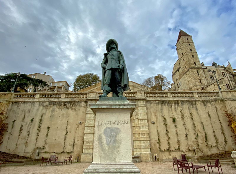 Estatua del mosquetero D'Artagnan en la ciudad de Auch, Gers, Francia