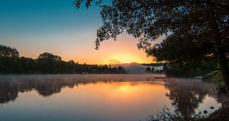 La tarde en Vichy cuando sale el sol, la niebla sale del lago
