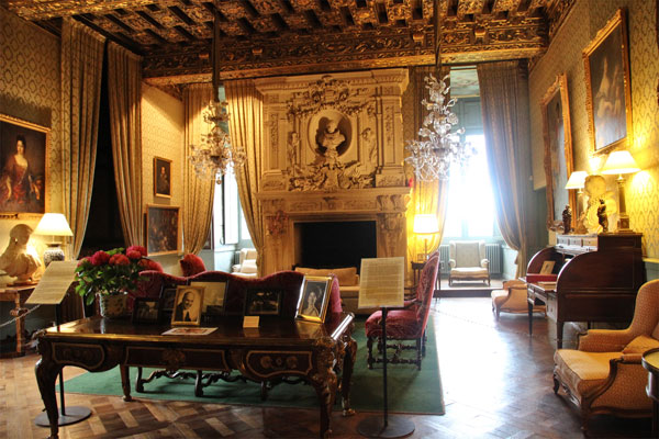 Elegante salón del Chateau de Brissac