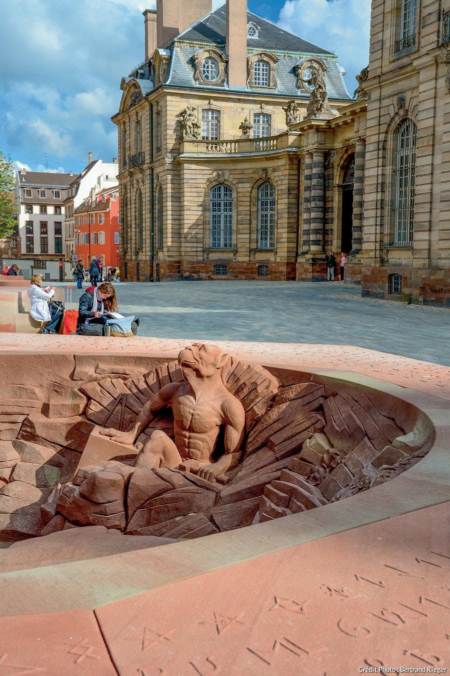 Una quimera emerge del suelo en la Place du Château de Estrasburgo