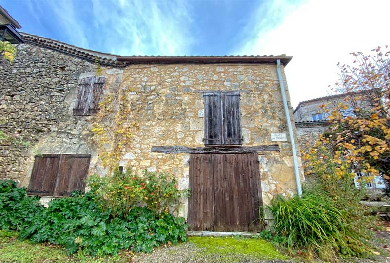 Casa medieval con gruesos muros de piedra y contraventanas de madera en Fources, Gers