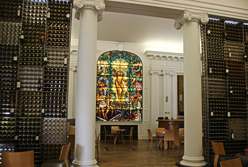 Dentro de una vinoteca en Burdeos, vidrieras, enormes botelleros