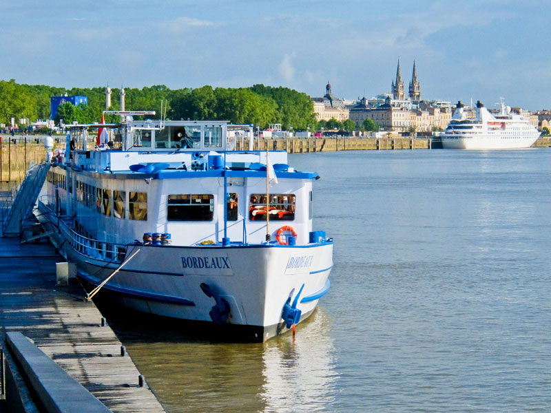 Un barco llamado Bordeaux flota en el río en el centro de la ciudad de Burdeos.