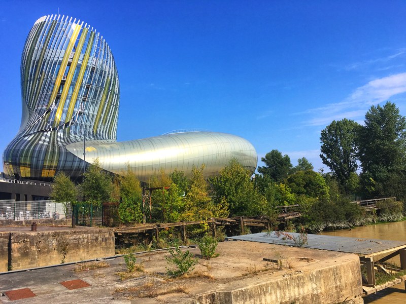 El museo del vino de Burdeos, Cité du Vin, es un edificio en forma de remolino cubierto de vidrio y metal.