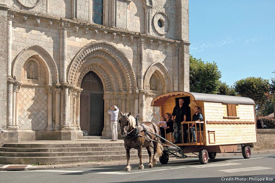 La caravana frente a la iglesia de San Nicolás de Mazailler