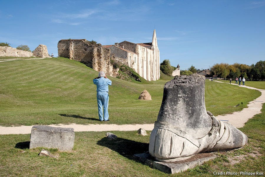 El pie de Gargantúa entre las ruinas de la abadía de Maillezais