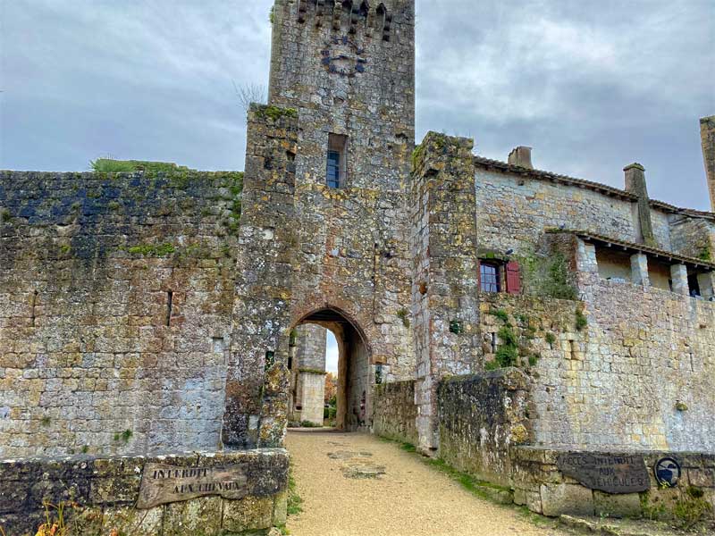 Antiguo puente de piedra que conduce a la ciudad fortificada más pequeña de Francia con gruesos muros de piedra, Gers
