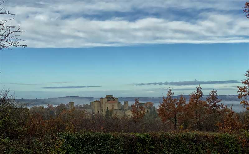 Vistas de Larressingle, una pequeña ciudad fortificada histórica pero en Gers, Francia