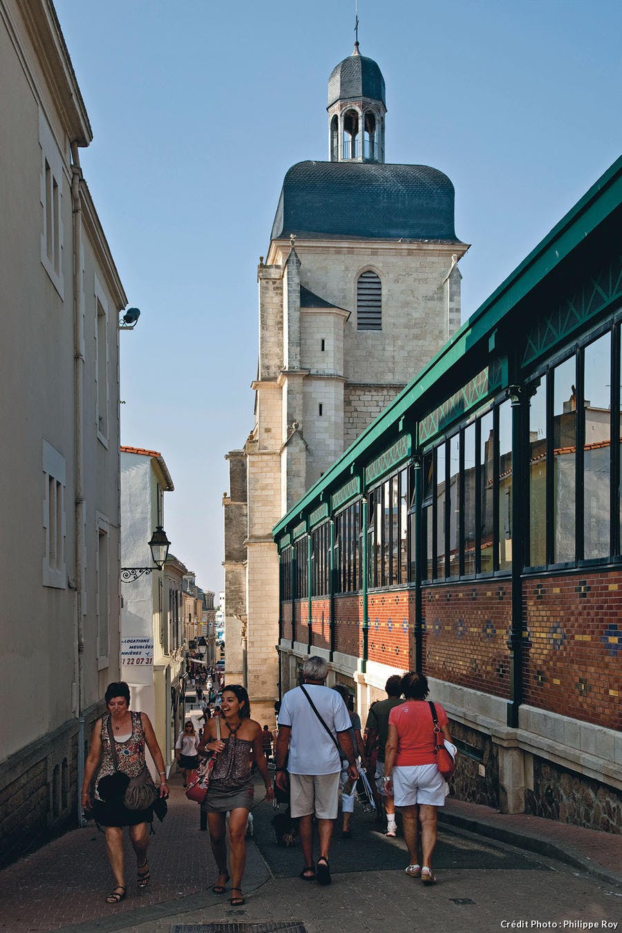 La Sala Central y el campanario de la iglesia Notre-Dame-de-Bon-Port 