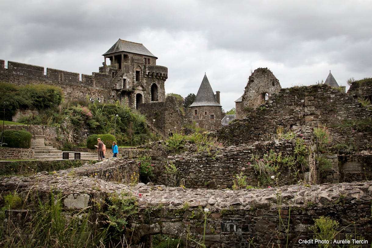 Los turistas visitan el castillo de Fougères durante sus vacaciones familiares en Bretaña 