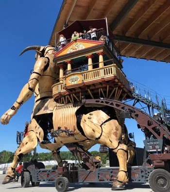 Un Minotauro mecánico gigante lleva pasajeros a la espalda en Toulouse