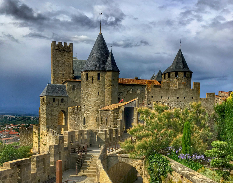 Torres y torreones alcanzan el cielo en la ciudadela de Carcassonne, sur de Francia
