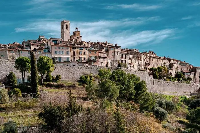 Vista de la cima de la colina del pueblo de St Paul-de-Vence Provence, un muro alrededor de la ciudad rodeado de árboles