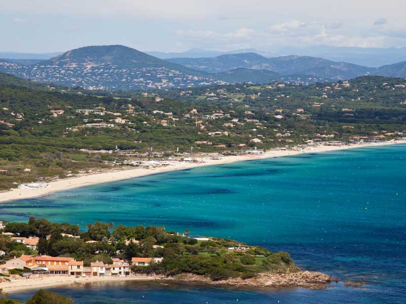 Playa de Pampelonne, St Tropez, larga arena dorada bañada por el mar Mediterráneo
