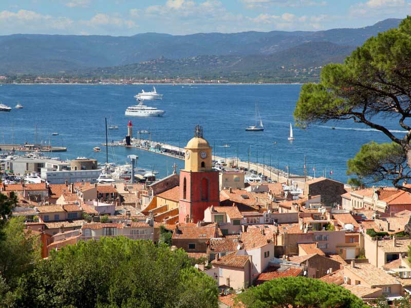 Vistas al casco antiguo de St Tropez, yates de lujo en el mar