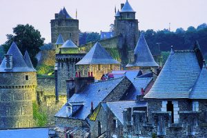 Colinas onduladas y pueblos pintorescos de Bretaña, Francia