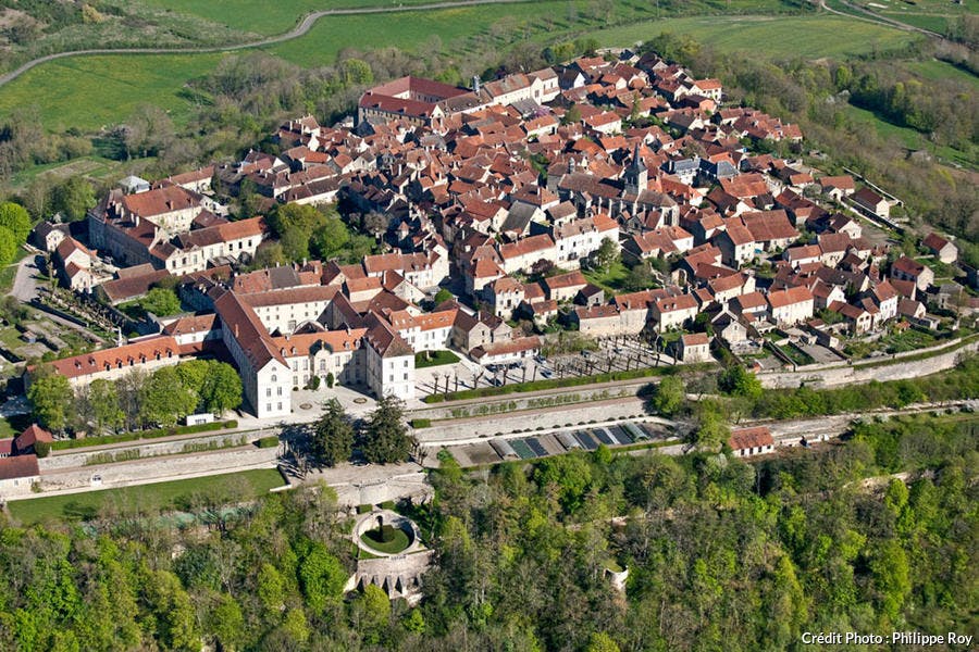 Vista aérea de Flavigny-sur-Ozerain, Côte d'Or, Borgoña 