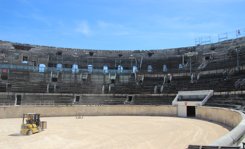 Arena romana de Nimes, de forma ovalada y rodeada de bancos de piedra.
