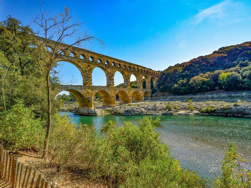 Puente romano del Pont du Gard, grandes arcos que alcanzan una altura de 200 pies